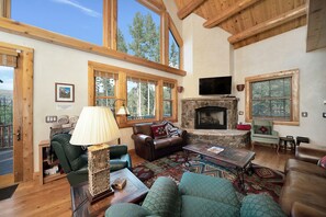 Living Room Mountain View Estates 2 - Vivid Vacation Rentals - Spacious Living Room with large gas fireplace, 42 inch flat panel smart tv and access to private deck with plumbed gas bbq and private hot tub. Mountain View Estates 2 - Vivid Vacation Rentals