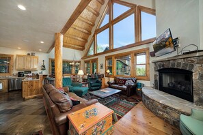 Living Room - Mountain View Estates 2 - Vivid Vacation Rentals - Spacious Living Room with large gas fireplace, 42 inch flat panel smart tv and access to private deck with plumbed gas bbq and private hot tub. Mountain View Estates 2 - Vivid Vacation Rentals