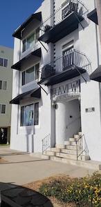 Rustic/Beachy Apartment Steps from the Beach in Belmont Shore area of Long Beach