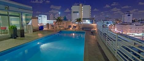 THE ROOFTOP POOL AT THE STRAND