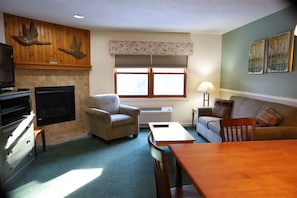 Fireplace and TV at Deer Park vacation rental near Loon Mountain