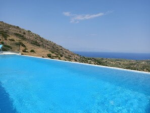 Infiniti pool with 360 panoramic view enjoy....