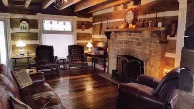 Three Pines Historic Log Cabin (About 20 Minutes From Ark Encounter)