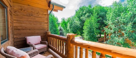 Gorgeous Private Deck w Comfortable Seating & Mountain Views