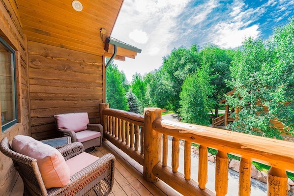 Gorgeous Private Deck w Comfortable Seating & Mountain Views