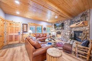 Open Concept Floor Plan w Oversized Stone Gas Fireplace, 2 Leather Sofas, 1 Log Pole and Leather Chair, New HDTV w Cable, WiFi, Wood Flooring, Cozy, P