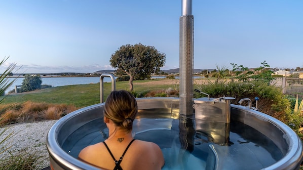 Outdoor spa tub