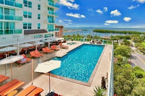 Pool & Jacuzzi Overlooking the Ocean