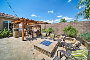 Private Backyard w/ Outdoor Kitchen & Gas Fire Pit