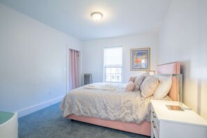 Ahh a peaceful retreat for your fun in Salem - walking distance to all the fun!