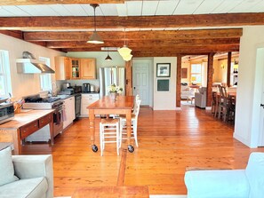 Spacious kitchen and large French door fridge w/icemaker