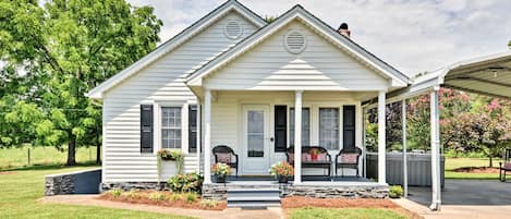 Elkin Vacation Rental | 2BR | 1BA | 975 Sq Ft | Stairs Required