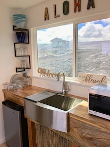 Cargo Container HomeOnTheLava~ Ocean & Volcano View Sleeps 4 ~ Julie’s Sunrise