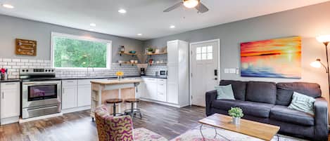 Austin Vacation Rental | 1BD | 1BA | 618 Sq Ft | 1 Step Required