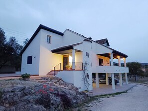 Vivienda al atardecer
