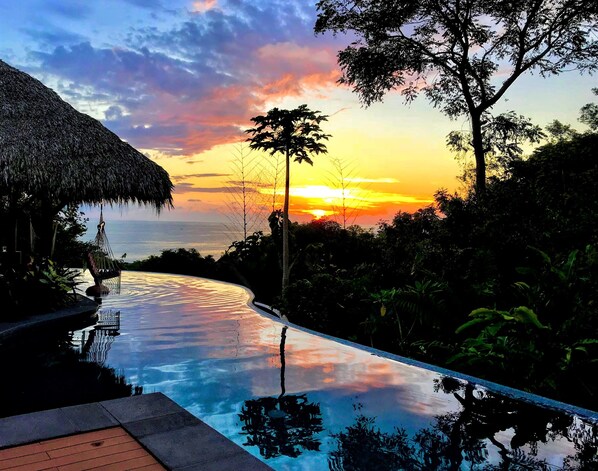  Playa Espadilla sun set, Elephant Rock & Manuel Antonio National Park.  