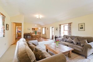 Through sitting/dining room