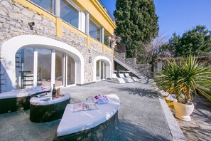 Spacious terrace faced to the lake