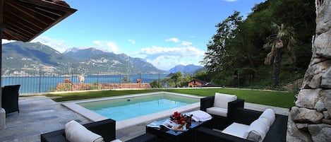 Porche et terrasse de la piscine