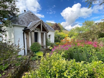 Gemütliches Gartenhaus für zwei nahe am Meer und mit Blick auf Ben Nevis.