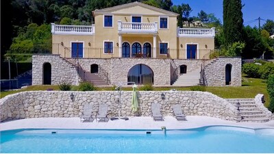 Grand new villa in Roman flair in a peaceful area with wonderful views
