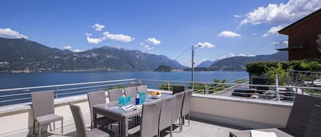 Vue sur le lac et la ville de Bellagio depuis la terrasse de la propriété