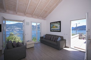 Salle de séjour avec vue fantastique sur le lac
