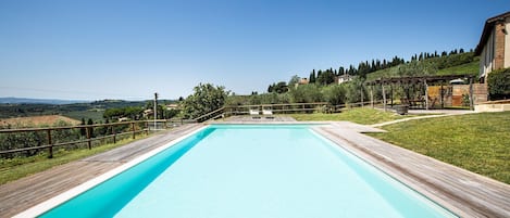 Himmel, Wasser, Eigentum, Pflanze, Azurblau, Schwimmbad, Rechteck, Holz, Natürliche Landschaft, Gewässer