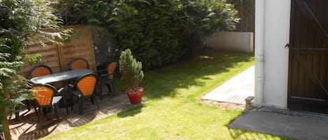 Jardin de 75 m2 avec terrasse (réservé aux locataires)