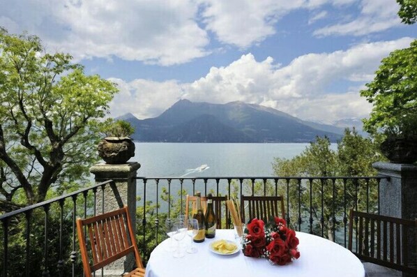 Private Terrasse mit Blick über den See