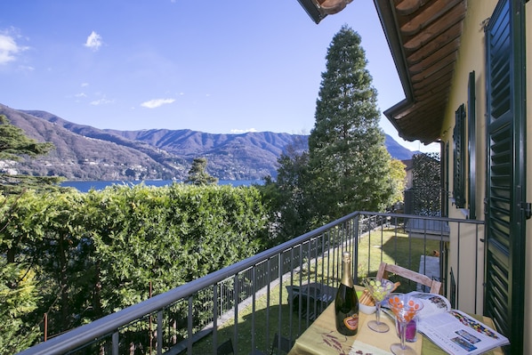 Ausblick auf den See von dem Balkon beim Wohnbereich