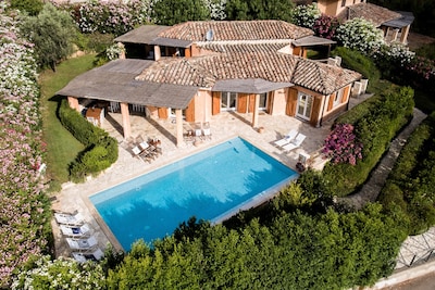 Nueva villa familiar de lujo moderna con piscina infinita privada y jardín y vista