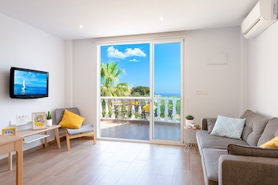 Apartment im nordischen Stil: Terrasse, Meerblick, Pool und in der Nähe des Strandes von Carabassi