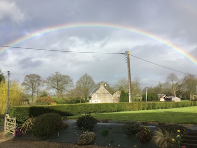 Geräumiges Bauernhaus mit 4 Betten / Bädern, großem Garten, Pool, Grill, Normandie, Bretagne 