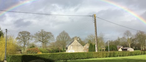 Magical, newly renovated Farmhouse  to lounge, for children to play, parking