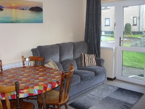 Living room, bright and spacious.