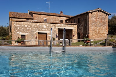  INDEPENDENT VILLA WITH POOL IN THE HEART OF TUSCANY