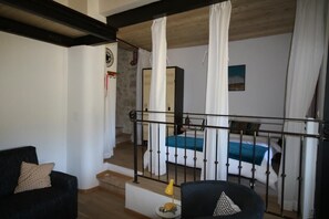 Chambre légèrement surélevée par rapport au reste de l'appartement.