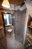 Salle d'eau avec WC,  grande douche italienne, douche et placard de rangement