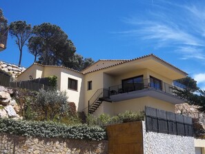 Villa Hermosa from the street