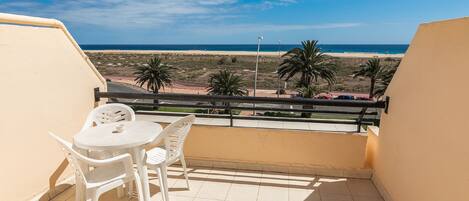 Terraza con vistas a la playa.