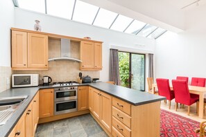 The layout of the kitchen/dining area ensures relaxed and sociable dining