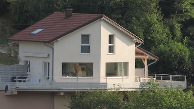 Ferienhaus mit wunderschönem Ausblick aufs Dorf und Tal, ruhig und am Waldrand