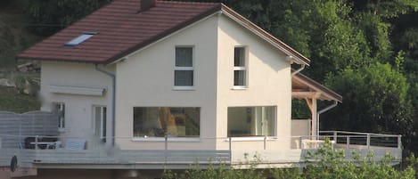 Façade avec vue panoramique sur le village et la vallée
