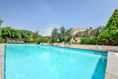 Casa con piscina privada, billar, ping pong a 60 km de Roma. Calle tranquila