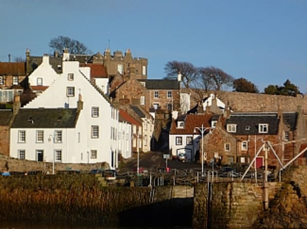 Harbour cottage is a short walk to the historical harbour in Crail