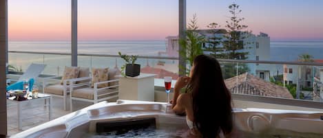 rooftop indoor heated spa bathtub (Jacuzzi) with sea view