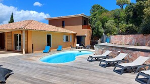 vue coté piscine terrasse en Ipé