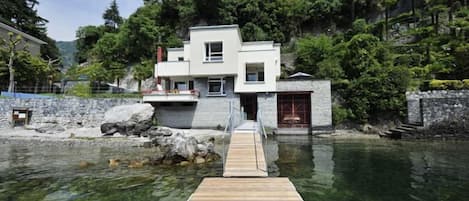 Chalet frente al lago con amarre privado