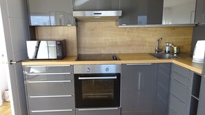 Big kitchen with hob, oven, microwave, dishwasher, toaster, etc